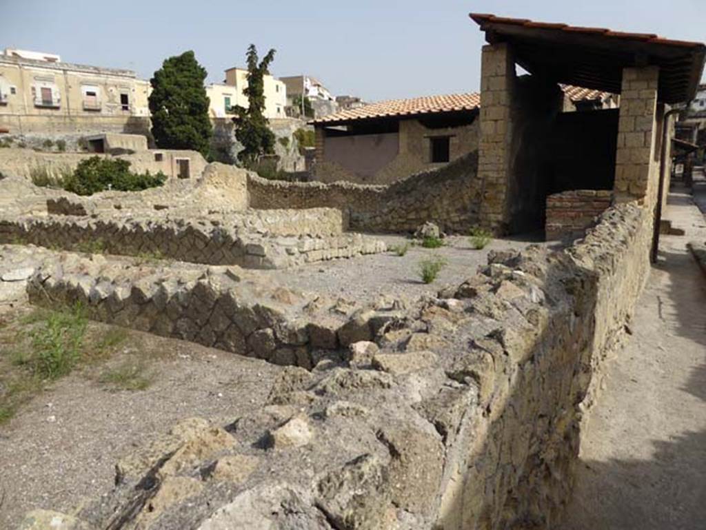 III.19/18/1 Herculaneum, October 2014. Looking north-west from cardo iv inferiore, across rooms in SE corner, room 12 on lower left. Photo courtesy of Michael Binns.